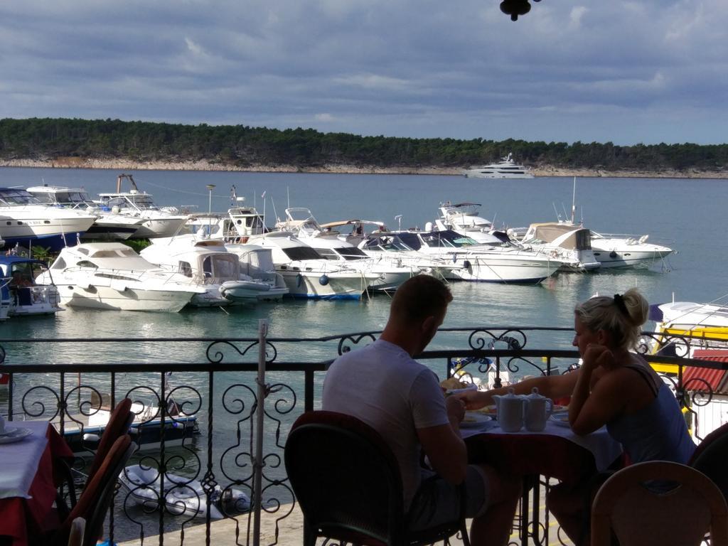 Captain'S Club Banjol Exterior foto